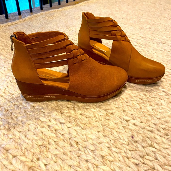 Antelope Collection Size 40, beautiful leather and brand new with dust bag. - Picture 4 of 11